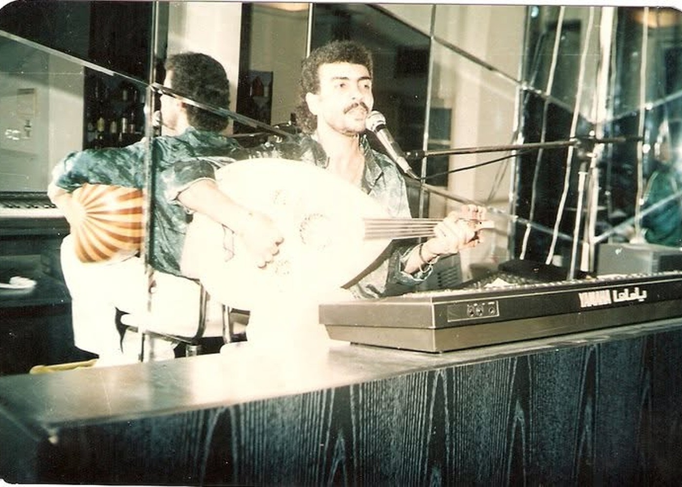 Abdullah Aslan gençlik yıllarında ud çalarken