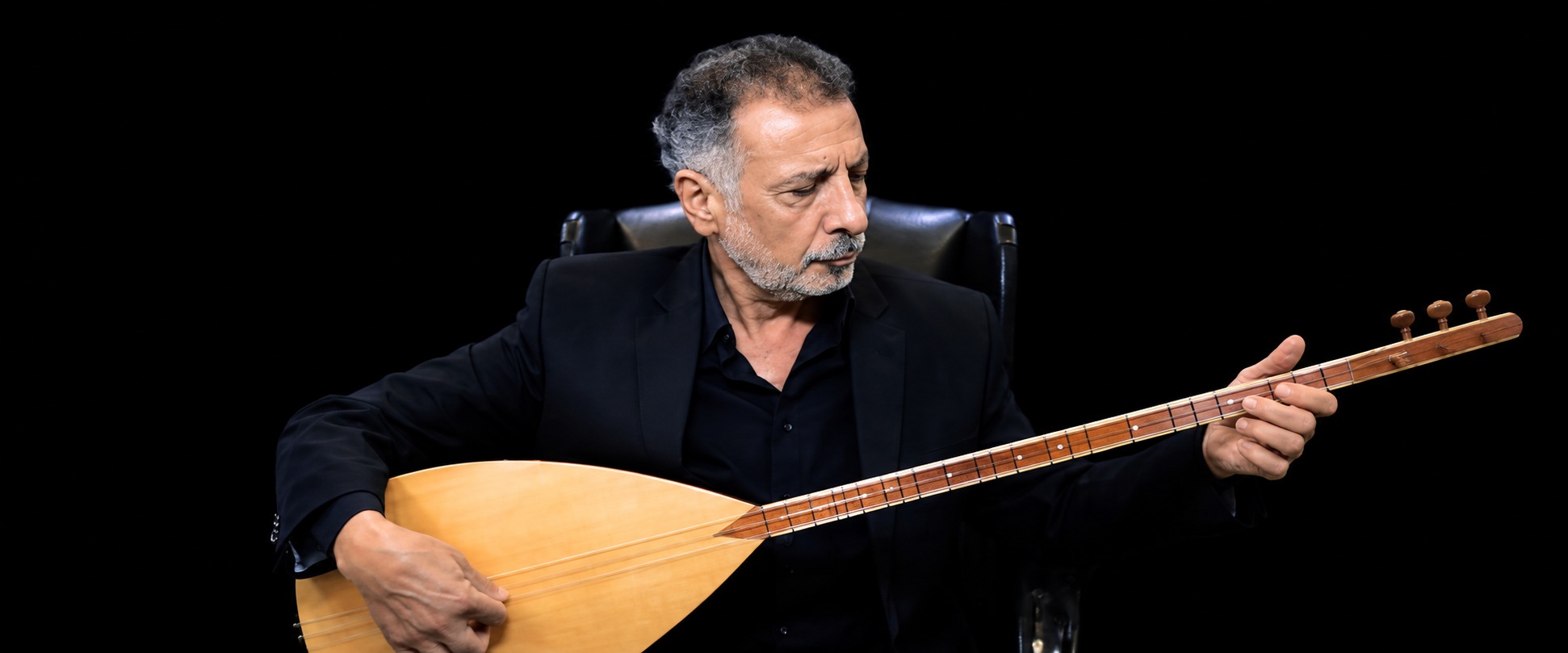 Abdullah Aslan bağlama çalarken